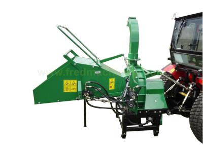 Chine Burineur en bois remorquable de alimentation hydraulique avec l'éjection du bois rotative de 360 ° à vendre