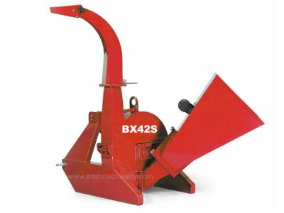 China Sistema autoalimentador chipper de madera conducido PTO rojo del montaje del tirón de 3 puntos del color en venta