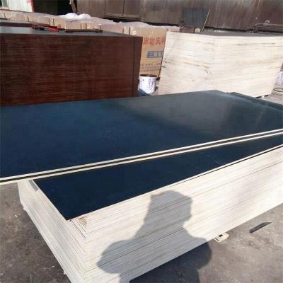 China 18mm film faced plywood shuttering, film faced plywood price, phenolic film faced plywood 1220*2440mm zu verkaufen