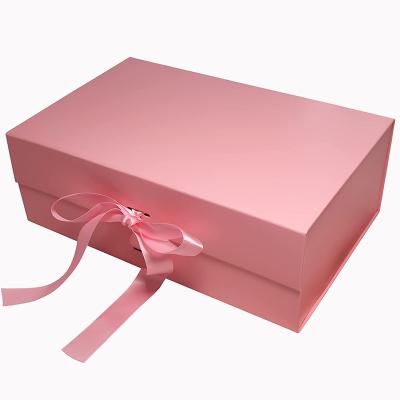 China Recycled Materials Boxes Packagingpaper Luxury White Magnetic Gift Boxes With Ribbon for sale