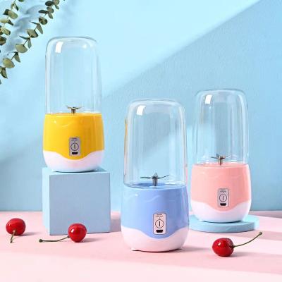 China Cool Juice Cup Smoothie Personal Mixer Mini Best Portable Bottle Blender Juicer Cup Portable Cordless Fruit Juicer Cup for sale