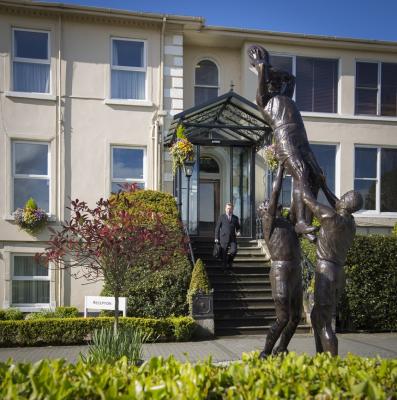 China Moderne bronzen rugby beeldhouwwerk, metalen buitenkunstbeelden voor Sandymount Hotel. Te koop