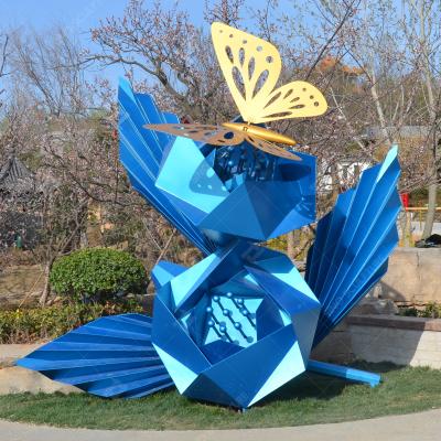 Cina Grande scultura di farfalla in acciaio inossidabile con superficie dipinta in blu per decorazioni esterne in vendita