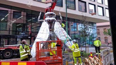 China Escultura de aço inoxidável de abelha por superfície de espelho forjada à venda