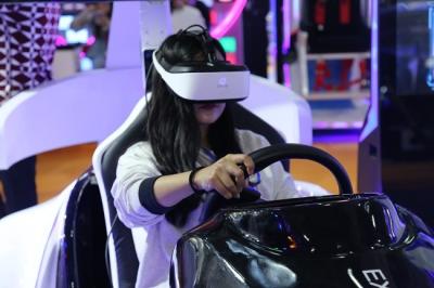 Cina realtà virtuale 9D che corre la macchina del gioco veicolo di concetto/del simulatore con il grande schermo in vendita