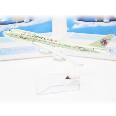 China 1/400 equipos del modelo de los aviones del metal de la aleación del 16cm, juguetes del modelo de los aviones de pasajero de la línea aérea de Qatar Airways en venta