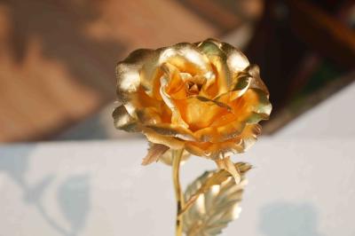 Chine La feuille d'or du cadeau 24K de décoration de Saint Valentin d'amour de mariage s'est levée avec la boîte-cadeau d'amour à vendre