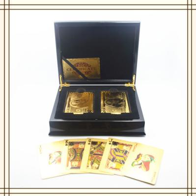 Chine Cartes de jeu d'or d'art de la plate-forme 3D du luxe deux d'OEM avec la boîte en bois à vendre