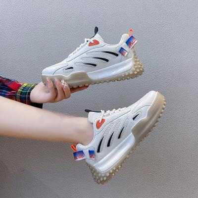 China Fashion trend couple sports casual shoes old women's shoes autumn 2021 new breathable Korean shoes new shoes for sale