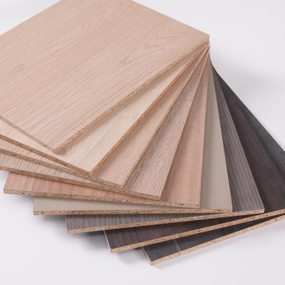 China Modern cheap price 4x8 white melamine 18mm faced plain raw WR chipboard particle board for furniture for sale