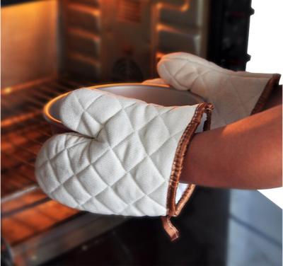 China Highest Heat Resistant Waterproof and Scalding Oven Gloves for Household Use Polyester-Cotton Thickened Microwave Oven Baking Heat Insulation Cooking for sale