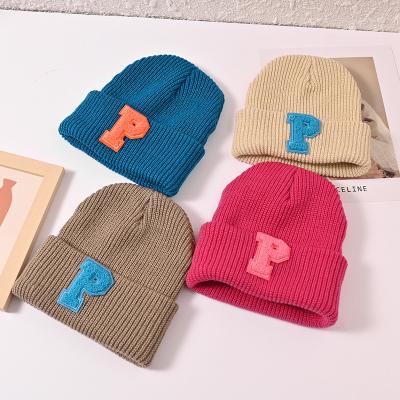 China COMMON Designer Custom Beanies Hats Winter Fashion Knit Beanie Cap Baby With Letter P Logo For Unisex And Kids for sale