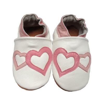 China 2022 Round Fashion Baby Leather Shoes Unique Soft Pink Hearts for sale