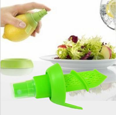 China Kitchen Viable Creative Fruit Juice Citrus Lemon Juicer Plastic Manual Squeezer Sprayer for sale