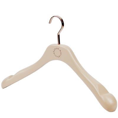 China luxury & Good Quality YT Level Luxury Wooden Coat Hanger Women Coat Hanger Heavy Duty Wooden Hanger for sale