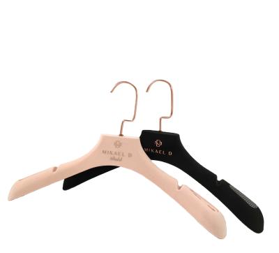 China Durable Non Slip Black And Pink Velvet Plastic Hanger for sale