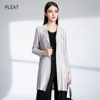 China Anti-wrinkle fashionable pleated women's coats women's jackets and coats 2021 plus size jackets for sale