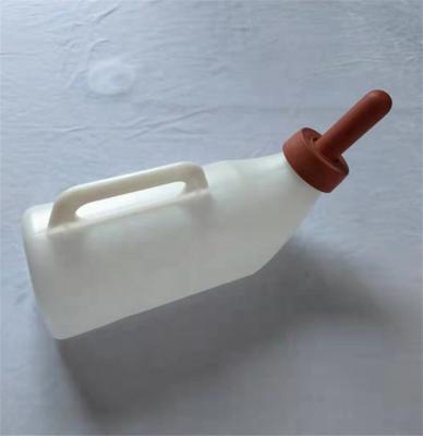 China Dairy Farms Plastic Calf Feeding Bottle With Rubber Nipple for sale