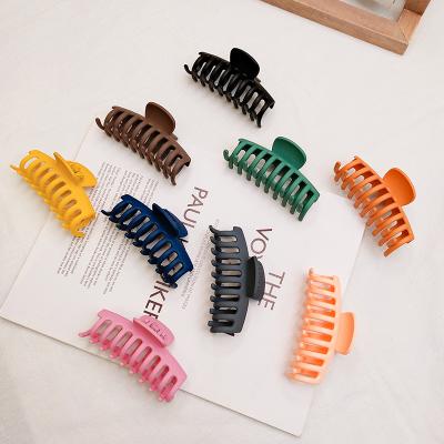 China 2021 fashion big fashion women's hair crab claw clip wholesale acrylic plastic hair claw ladies claw clip for sale