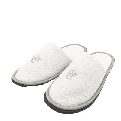 China Customized White Fluffy Personalized Open Toe Flip Flops Waffle Hotel Waffle Slippers Closed Toe White Hotel Slippers for sale