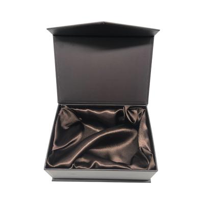 China 2021 Recyclable Custom Design Black Rigid Hard Cardboard Magnetic Gift Packaging Box With Magnet Closure for sale