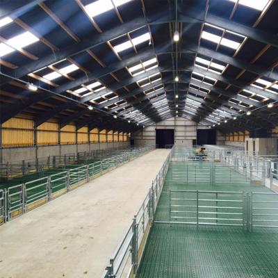 中国 Steel Fabricated House Prefabricated Steel Frame Cowshed Building 販売のため