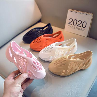 China Wholesale New Style Breathable Summer Kids Fashion Yeezy Sides Slippers Beach Sandals Jelly Water Shoes Footwear Yeezy For Girls Boys for sale