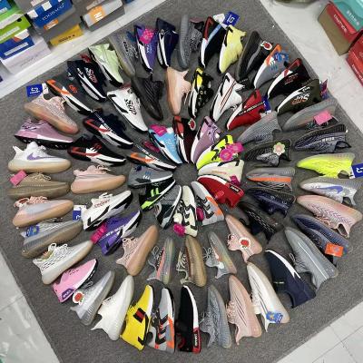 China Hot Selling Fashion Trend Lots Bulk Kid Sports Shoes Kids Fly Causal Breathable Knitting Shoes Mix Mesh Running Shoes Stock Stock for sale