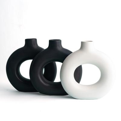 China Modern Round Black White Ring Donut Vase Ceramic Custom Nordic Circular Cavity Flower Vase Eco-friendly Ceramic Vase for sale