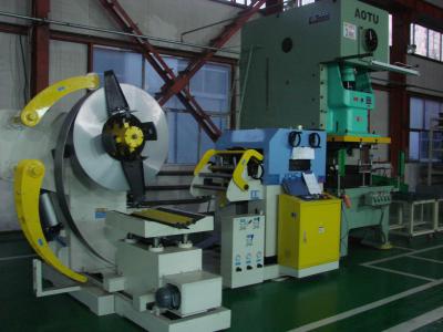 China CNC Stahl-Spulen-Zuleitung Decoiler und Strecker-lochende Metall-NC 1.5T zu verkaufen