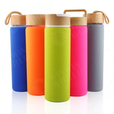 China Lid Borosilicate Glass Sustainable Bamboo Water Bottle With Silicone Protective Sleeve, Leak Proof Reusable Sports Drinking Bottle 600ml for sale