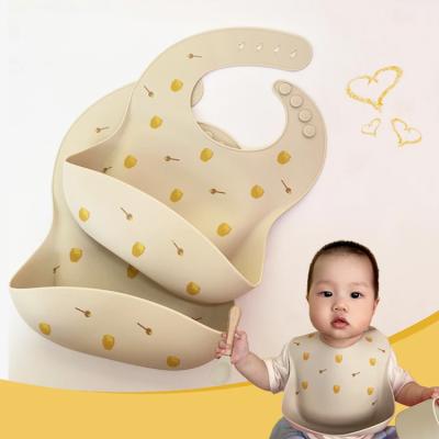 China Food Grade BPA Free Silicone Baby Honey Pattern Feeding Baby Stuff Newborn Waterproof Bib for sale