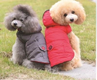 China El perro personalizado viste el color rojo para las capas frescas del tiempo y del perro del invierno en venta