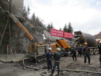 Chine Une machine à béton pulvérisée à l'aide d'un robot diesel avec une vitesse de déplacement élevée de 2,2 km/h à 4,4 km/h à vendre