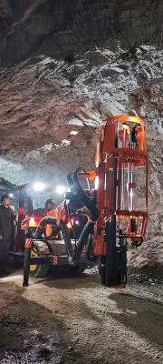 China Telescópio de perfuração e ancoragem Jumbo com 1800 mm comprimento de parafuso 7.5Kw Frequência de impacto à venda