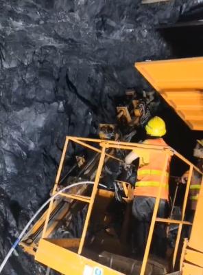 Cina Φ33-64mm Diametro di trivellazione Ancoraggio di trivellazione attrezzature di imballaggio con 8m Max.Operating altezza e 18Kw di potenza di trivellazione roccia in vendita