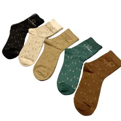 China Sporty classic bangs men women fashion mid tube letter printing socks with gift box pack branded cotton casual unisex sock for sale