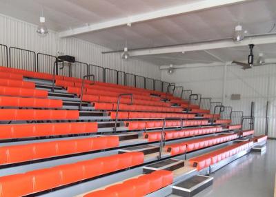 China Asiento retractable plástico de la tribuna de los blanqueadores del gimnasio con la barandilla modificada para requisitos particulares en venta