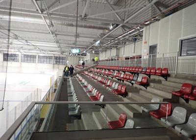 China 420mm Seat Breiten-örtlich festgelegter Stadions-Schalensitz mit kundengebundener Farbe für Eishockeyfeld zu verkaufen