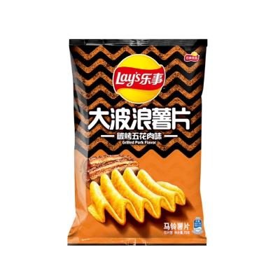 China Natural Wholesale Hot Selling Exotic Snacks Wave Shaped Cucumber Flavored Wave Shaped Lays Potato Chips 70g for sale