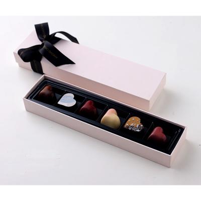 China Luxury Recyclable Elegant Paper Divider Chocolate Packaging Box With Ribbon for sale