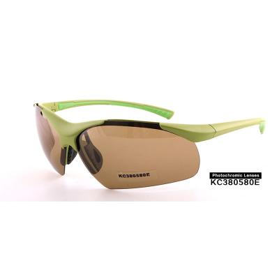 China kc 2021 photochromic sunglasses polarized cool sports and training double injection photochromic sunglasses for sale