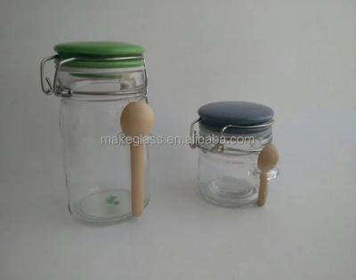 China Sustainable glass jar with wooden lid and teaspoon, glass jar with ceramic lid for sale