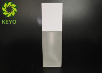 China Quadratische Grundlagen-Flasche im Glas 1oz mit Aluminiumpumpe und quadratischer Kappe zu verkaufen