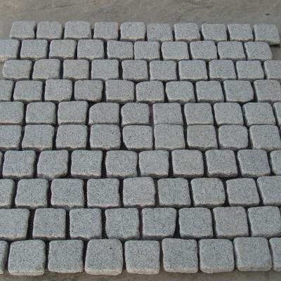 China Modern Outdoor Lightweight Granite Granite Cobbles Stone On Mesh , Landscaping Paving Stone for sale