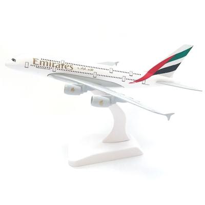 China Toy New Style Hot Diecast Selling 20cm Die Cast Aircraft Emirates 380 Alloy Airplane Model Toy for sale