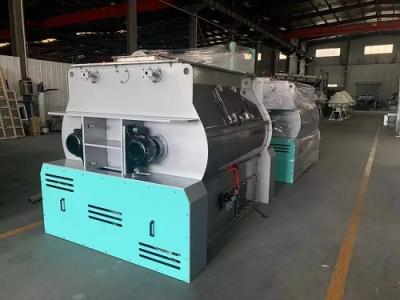 China sola máquina del mezclador de la alimentación de And Mixer Cattle de la amoladora del pienso del ganado del eje 2t/H en venta