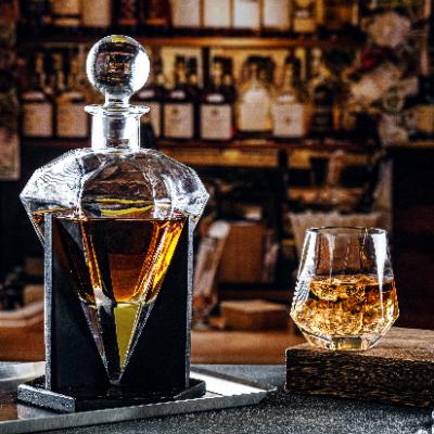 China Wholesale High Quality Luxury STOCK Crystal Glass Diamond Brandy Vodka Whiskey Decanter Whiskey Decanter With Stopper For Sale for sale