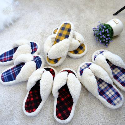 China Custom Made Indoor Women's Fashion Light Weight 2021 Winter Fluffy Colorful Wholesale Cute Fur Fluffy Flip Flops for sale