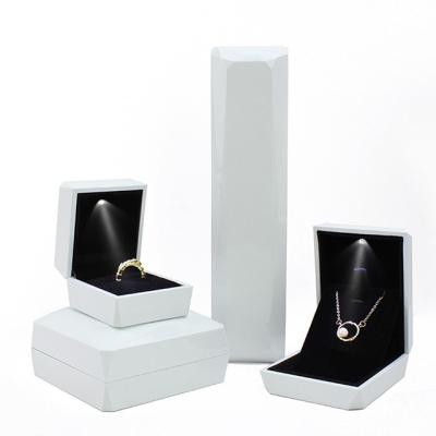 China Eco-friendly Elegant White Jewelery Antique Style LED Ring Box Gift for sale